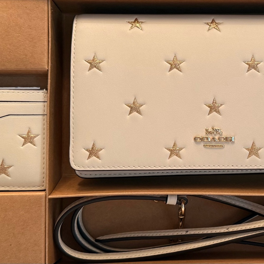 COACH NWT LEATHER Clutch
Crossover Bag with Card Case
Comes with Box